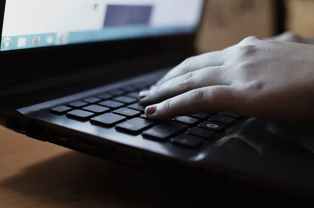 hand-laptop-notebook-typing. A practical workflow for negative Google reviews