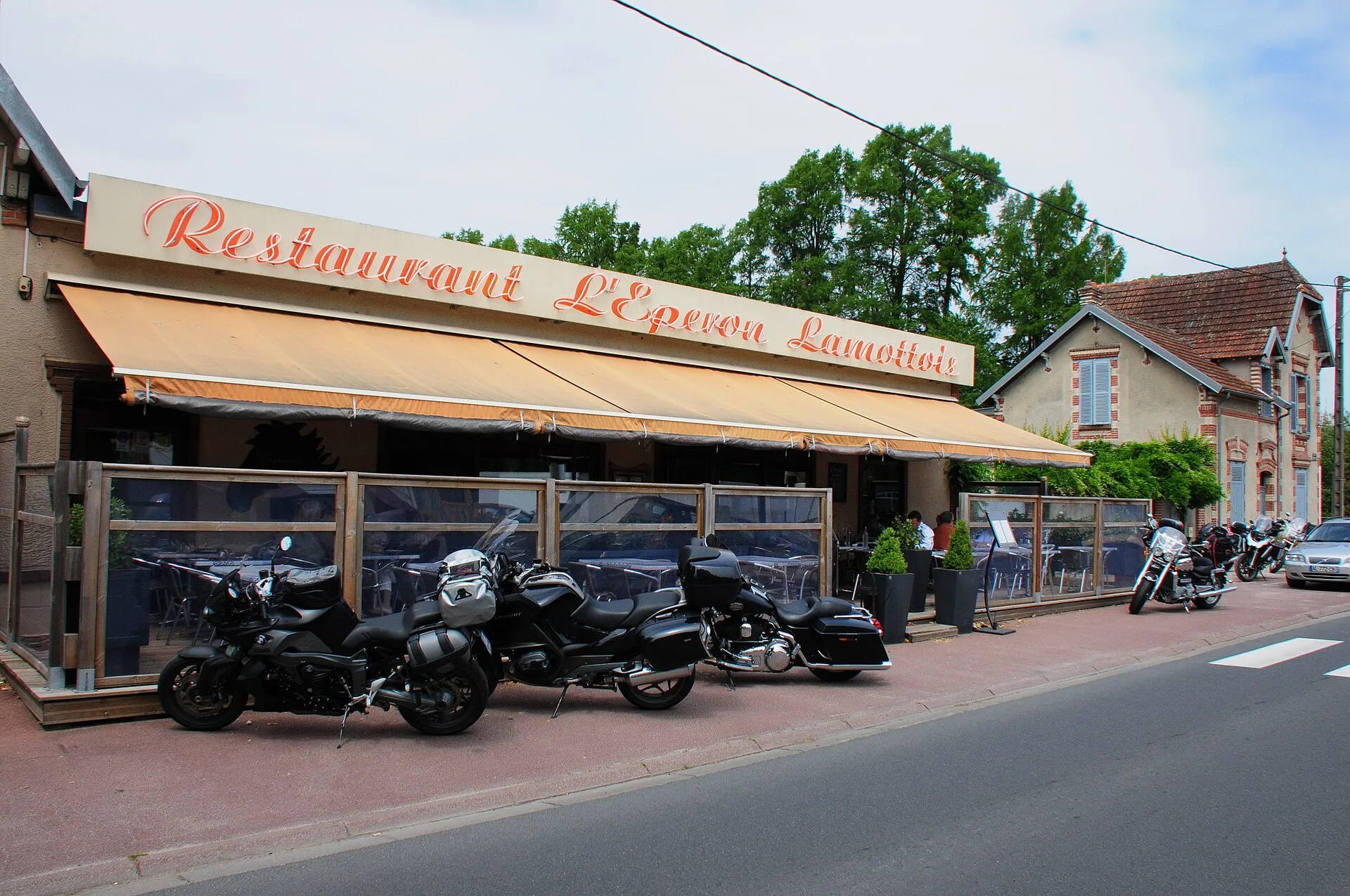Lovely Restaurant L'Eperon Lamottois with very good food for a relatively low price. See also next shot or look at Google Maps